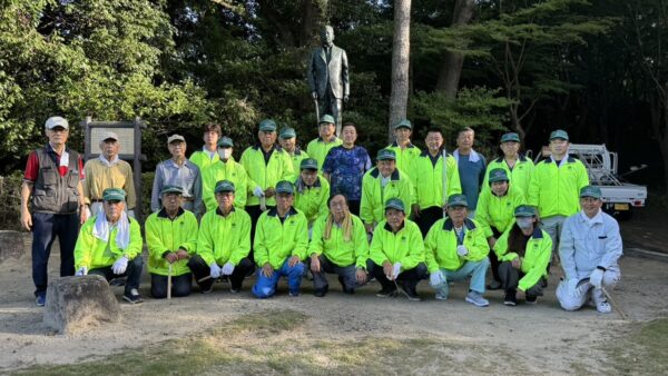 世界ライオンズ奉仕デー（志賀重昂像まわりの除草）